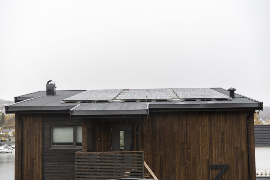 Taket er fylt opp med solcellepaneler, som kan produsere