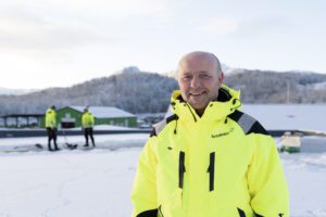 Prosjektleder Johnny Strand forteller at i løpet av uken er taket helt tett på det nye lagerbygget.