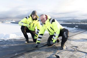 Jarek og Thomas har i tre uker jobbet på lagertaket på Stangnes