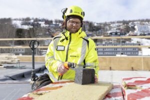 Å skjære isopor med varmekniv framfor vanlig sag, gjør ikke bare jobben enklere for gutta. Kniven smelter også isoporen og dermed unngår man også isoporkuler på avveie.